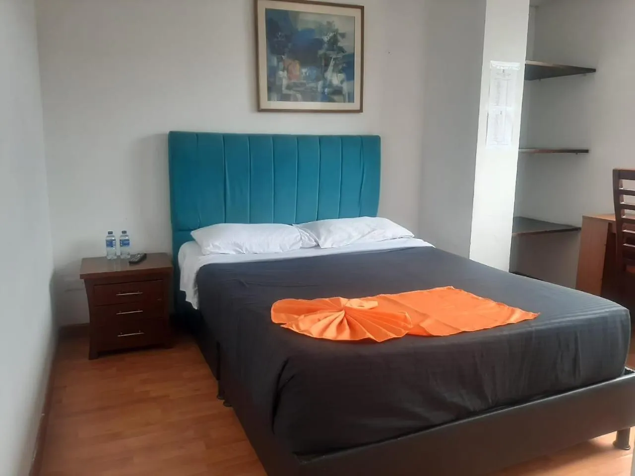 Hotel Sector De Corferias , Apartaestudios Y Habitaciones , A 10 Cuadras Embajada Americana , Cerca Al Can , G 12 , Universidad Nacional , Aeropuerto A 2 Cuadras Estacion Ciudad Universitaria Marque-Tresdiecisietecincoveintisieteveintiseistreintayuno Bogotá Colombia